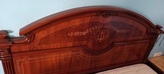 Cabecero de cama de madera tallada