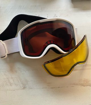 Gafas de esquí blancas y amarillas
