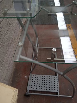 Mesa de estudio de cristal y metal