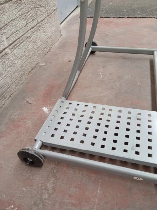 Mesa de estudio de cristal y metal