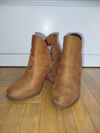 Botines ante tacón ancho