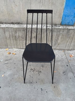 Silla metálica negra hostelería