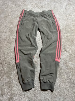 Pantalones Adidas Verde Oliva y Rosa