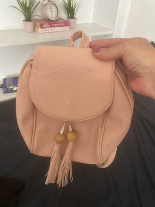 Mochila rosa palo con flecos y cuentas