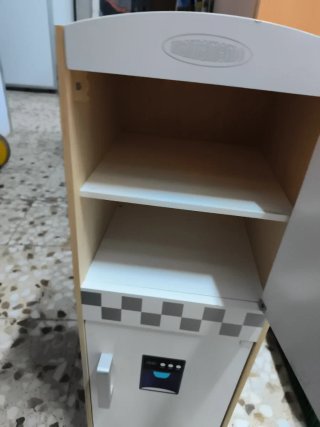 Nevera de madera para jugar