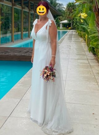 Traje de novia y velo con sandalias