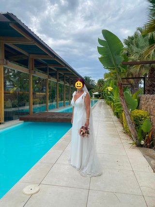 Traje de novia y velo con sandalias