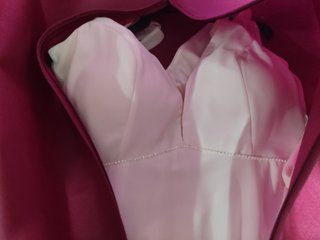 Traje de novia y velo con sandalias