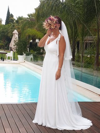 Traje de novia y velo con sandalias