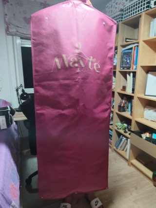 Traje de novia y velo con sandalias