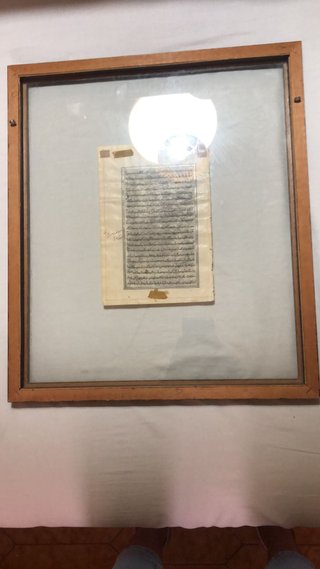 Marco de madera con arte antiguo