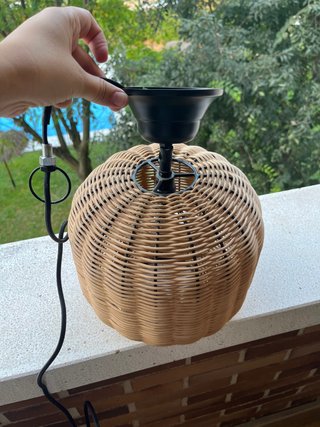 Lámpara de mimbre y plástico