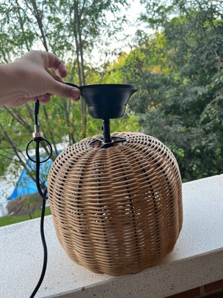 Lámpara de mimbre y plástico