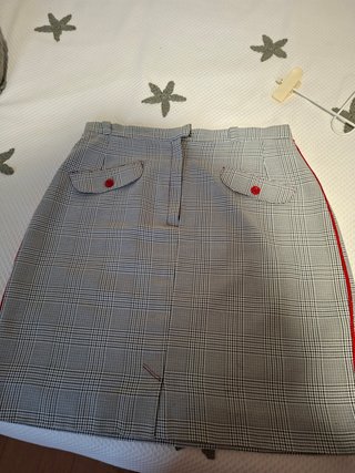 Falda de modista a cuadros gris y rojo