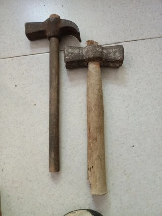 Herramientas de albañilería: cubos y paleta