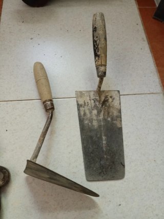 Herramientas de albañilería: cubos y paleta