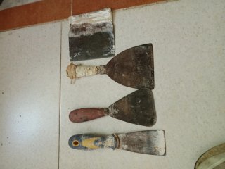 Herramientas de albañilería: cubos y paleta