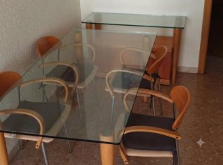 Muebles comedor madera y mesa de cristal y sillas