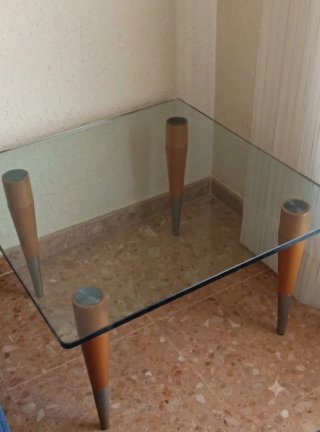 Muebles comedor madera y mesa de cristal y sillas