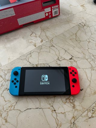 Nintendo Switch Azul/Rojo con caja y accesorios