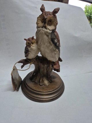Splendida figura di gufi Capodimonte su tronco