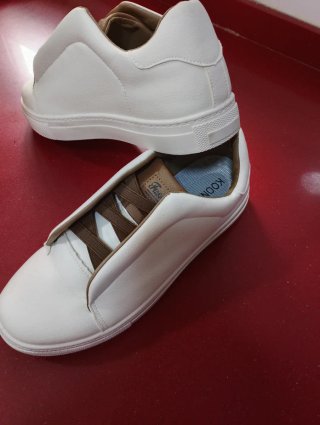 Zapatillas blancas y marrones