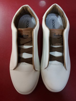 Zapatillas blancas y marrones