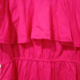 Vestido rosa fucsia con volantes