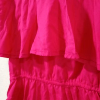 Vestido rosa fucsia con volantes