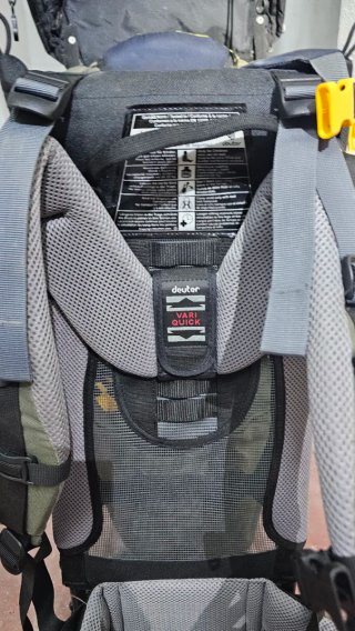 Mochila Portabebés Deuter Trekking