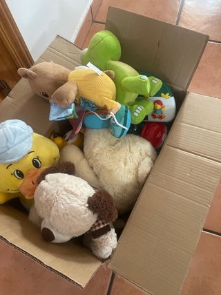 Caja de peluches y juguetes infantiles