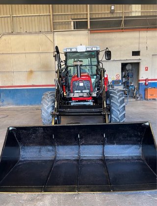 Tractor Massey Ferguson con pala