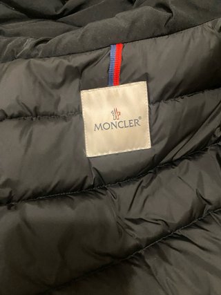 Chaqueta Moncler Negra con Capucha y Pelo