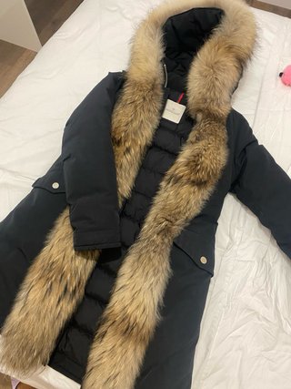 Chaqueta Moncler Negra con Capucha y Pelo