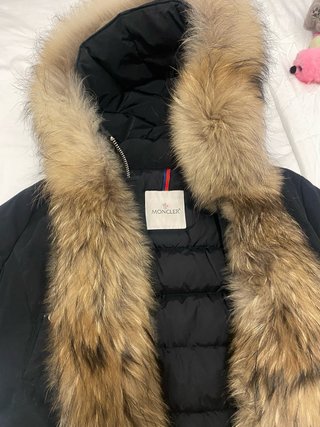 Chaqueta Moncler Negra con Capucha y Pelo