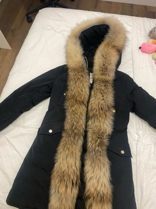 Chaqueta Moncler Negra con Capucha y Pelo