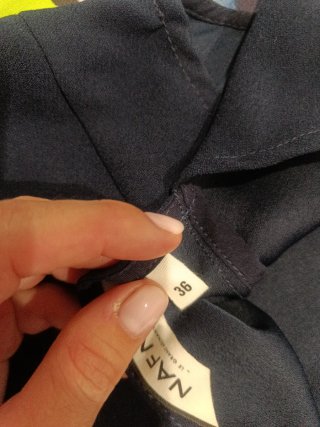 Vestido azul con detalle de lentejuelas