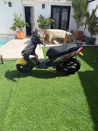 Yamaha Jog RR Scooter Gris y Amarillo