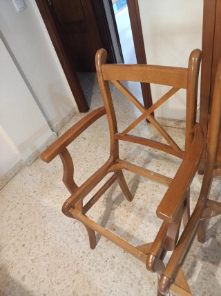 Juego de 4 Sillas de Comedor de Madera y 2 sillone
