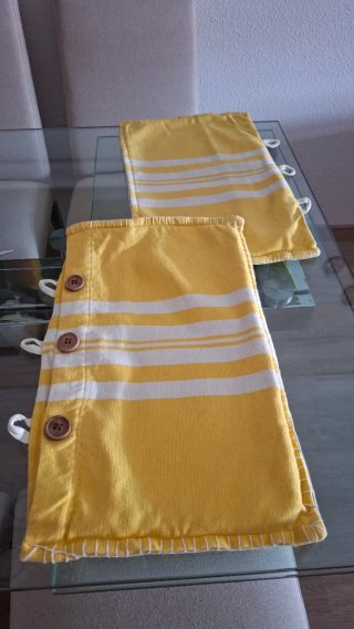Dos fundas de cojín a rayas amarillas
