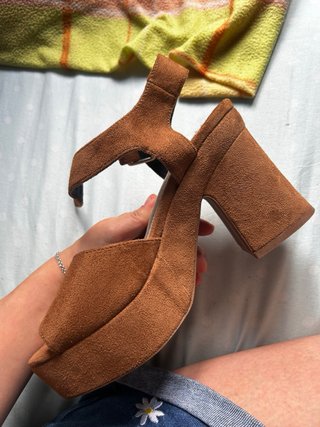 Sandalias de cuña marrón