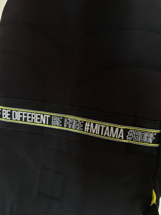 Zaino Mitama nero con dettagli gialli