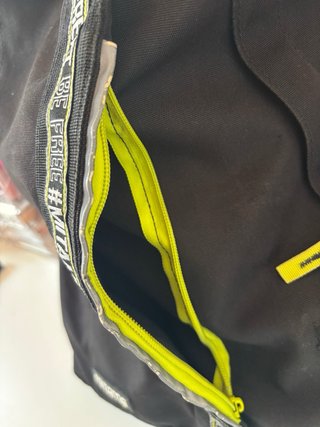 Zaino Mitama nero con dettagli gialli