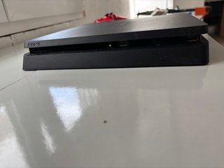 PS4 Slim 500GB + Mando Rojo + 2 Juegos