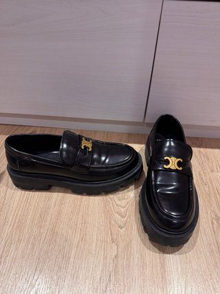 Mocasines Celine Negros con Logo Dorado