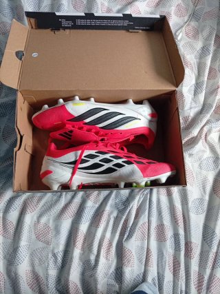 Botas de fútbol Predator rojas y blancas