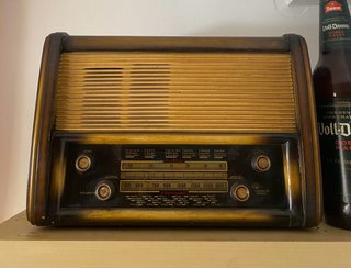Radio Antigua de válvulas de madera años 50