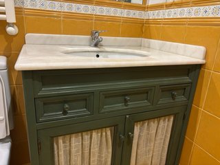 Mueble de baño verde con mármol