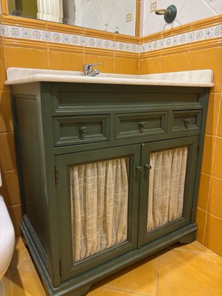 Mueble de baño verde con mármol