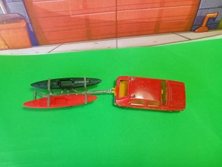 Volkswagen Golf y remolque con Kayaks Majorette